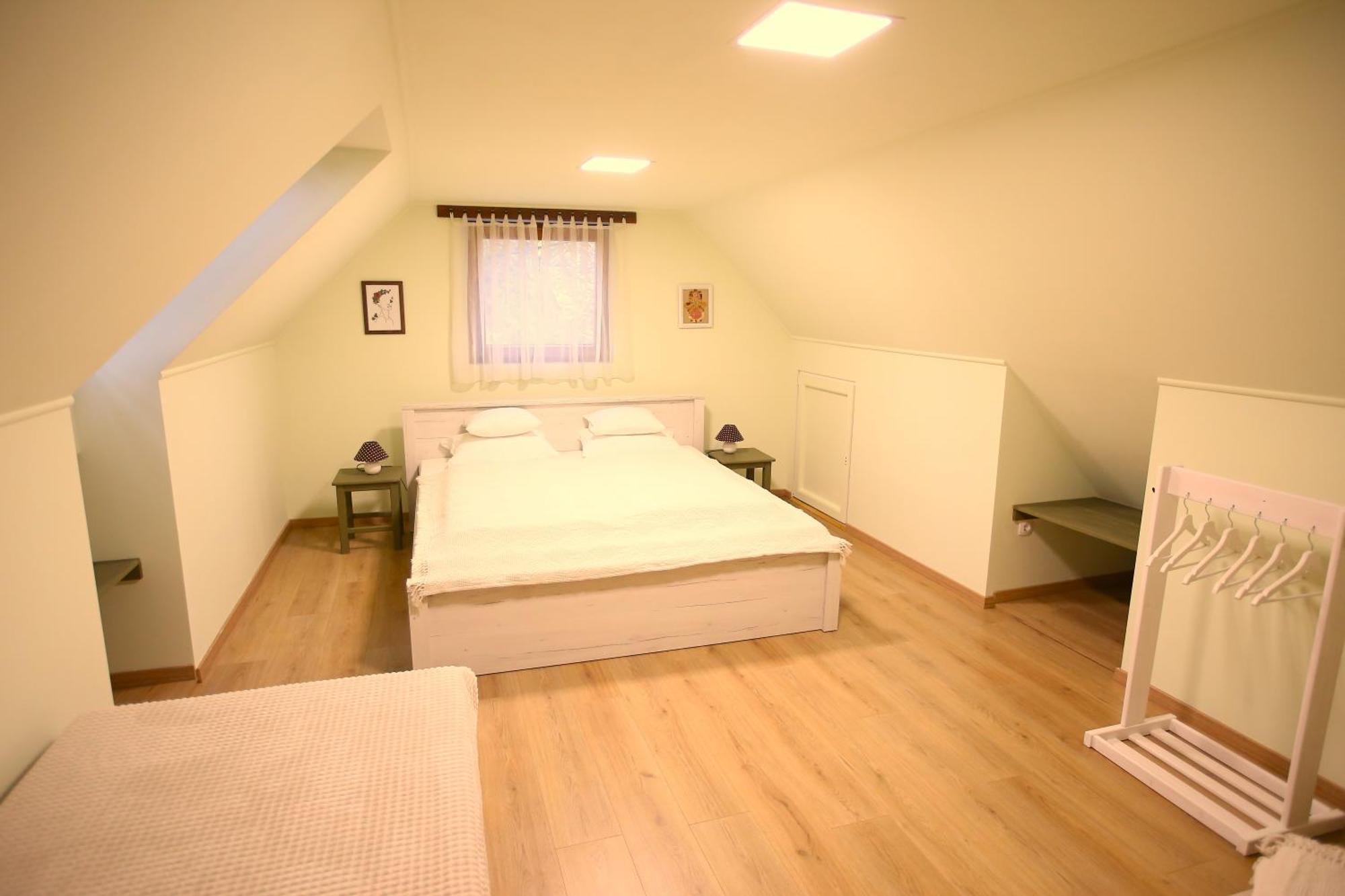 Goher Pince Es Vendeghaz Apartment Csaszartoltes Bagian luar foto